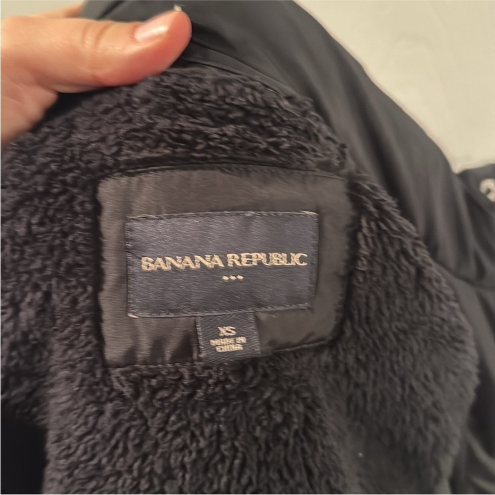 Women's Black Puffer Vest with Faux Fur Trim - Picture 6 of 6